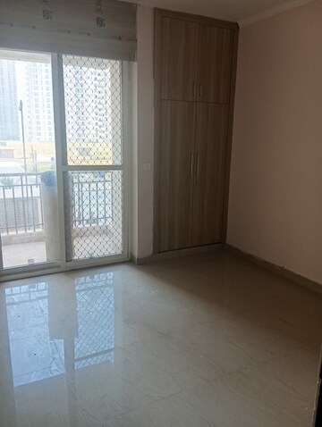 Room in 3 BHK Apartment at Amrapali Golf Homes, Sector 4, Greater Noida – for Rent