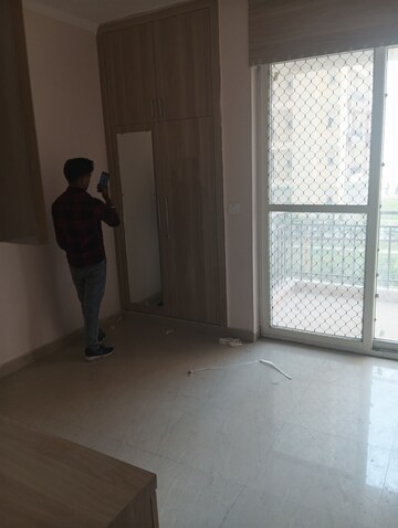 Room in 3 BHK Apartment at Amrapali Golf Homes, Sector 4, Greater Noida – for Rent
