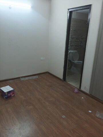 Room in 2 BHK Apartment at Amrapali Golf Homes, Sector 4, Greater Noida – for Rent