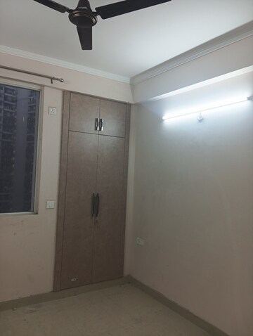 Room in 2 BHK Apartment at Amrapali Golf Homes, Sector 4, Greater Noida – for Rent