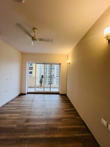 Room in 3 BHK Apartment at Amrapali Golf Homes, Sector 4, Greater Noida – for Rent