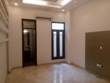 Room in 5 BHK Builder Floor at Panchsheel Enclave – for Rent