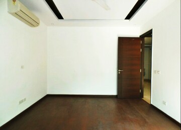 Room in 4 BHK Builder Floor at Panchsheel Park – for Rent