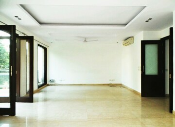 Room in 4 BHK Builder Floor at Panchsheel Park – for Rent