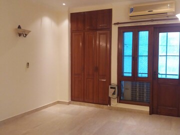 Room in 4 BHK Builder Floor at Panchsheel Park – for Rent
