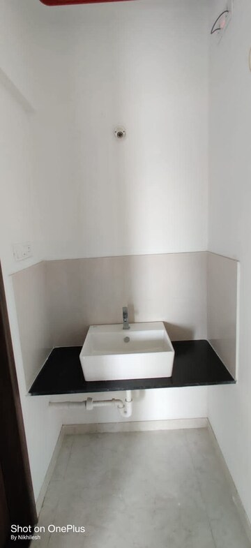 Room in 2 BHK Apartment at Majestique Towers, Kharadi – for Rent