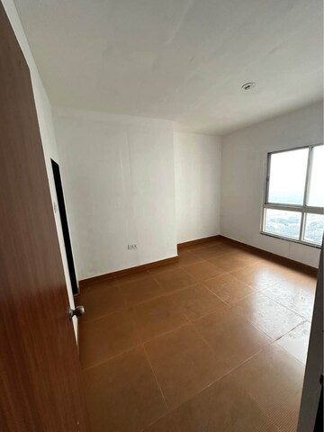 Room in 2 BHK Apartment at Sunteck Maxxworld, Naigaon East – for Rent