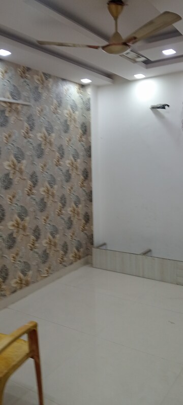 Room in 3 BHK Builder Floor at Govindpuri – for Rent