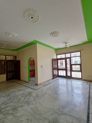 Room in 3 BHK Independent House at Sector 16 – for Rent