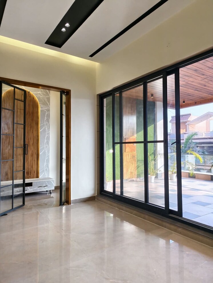 Room, sunny enclave 6 Bedroom 250 Sq.Yd. Independent House In Sunny Enclave Mohali 8040621