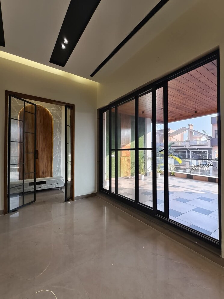 Room, sunny enclave 6 Bedroom 250 Sq.Yd. Independent House In Sunny Enclave Mohali 8040621