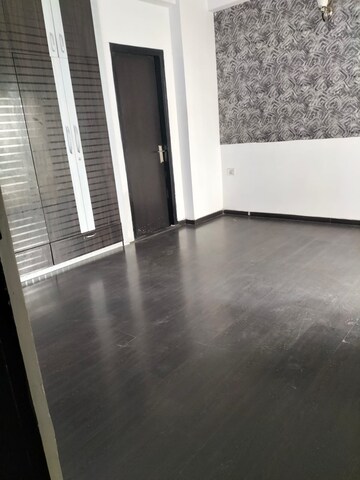 Room in 2.5 BHK Apartment at Homes 121, Sector 121 – for Rent