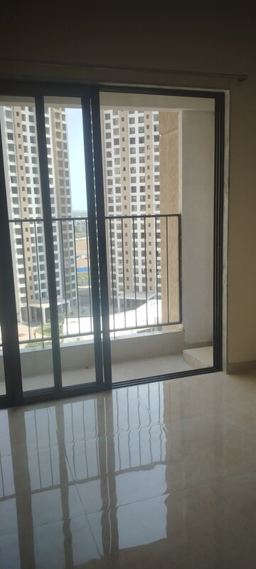 Room in 1 BHK Apartment at Sunteck Maxxworld, Naigaon East – for Rent
