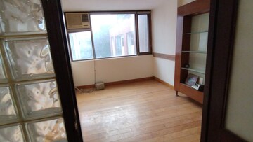 Room in 6 BHK Apartment at Safdarjang Enclave – for Sale