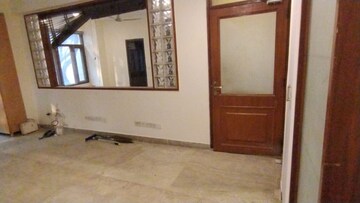 Room in 6 BHK Apartment at Safdarjang Enclave – for Sale