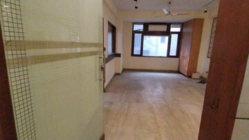 Room in 6 BHK Apartment at Safdarjang Enclave – for Sale