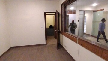 Room in 6 BHK Apartment at Safdarjang Enclave – for Sale