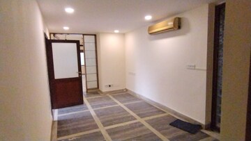 Room in 6 BHK Apartment at Safdarjang Enclave – for Sale