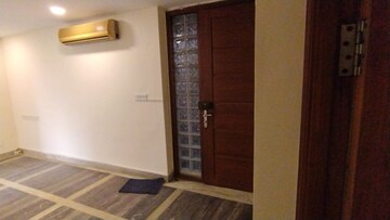 Room in 6 BHK Apartment at Safdarjang Enclave – for Sale