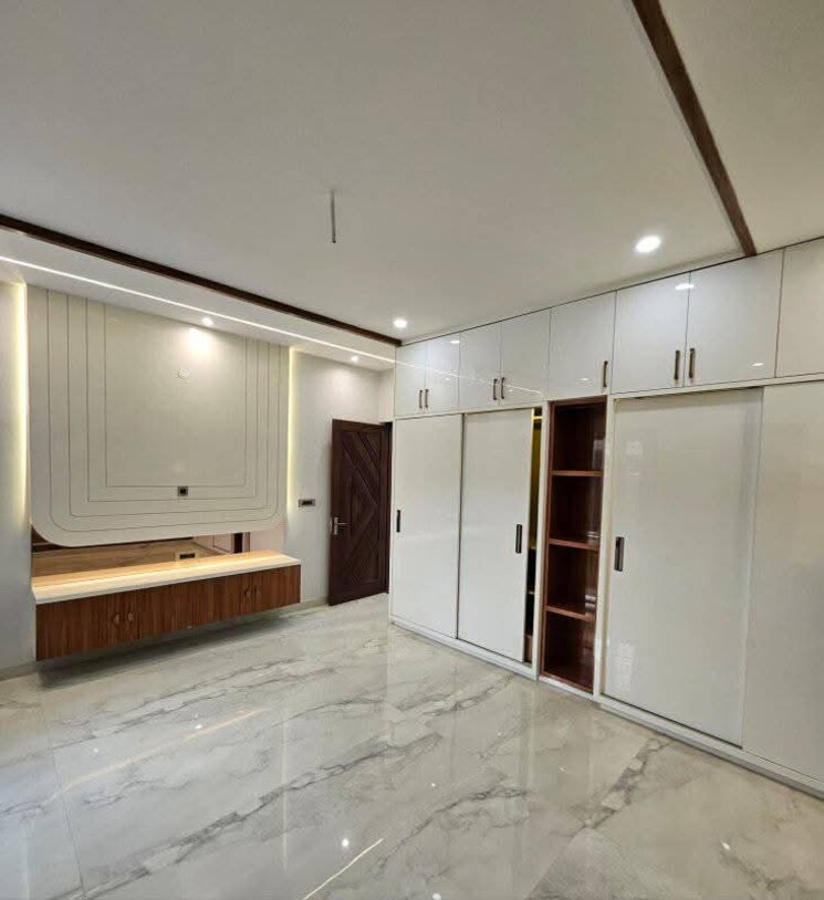 Room, sunny enclave 5 Bedroom 220 Sq.Yd. Independent House In Sunny Enclave Mohali 8041134