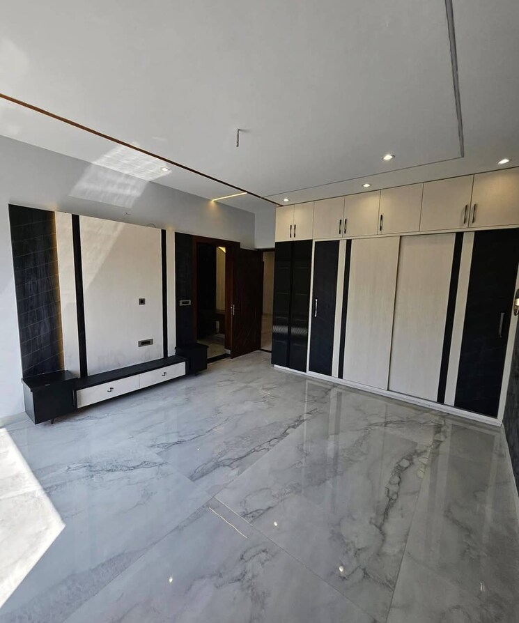 Room, sunny enclave 5 Bedroom 220 Sq.Yd. Independent House In Sunny Enclave Mohali 8041134