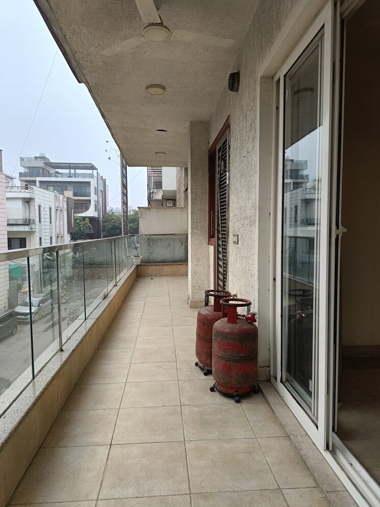 Balcony, unitech-south-city-ii 3 Bedroom 1800 Sq.Ft. Builder Floor In Sector 50 Gurgaon 8041183