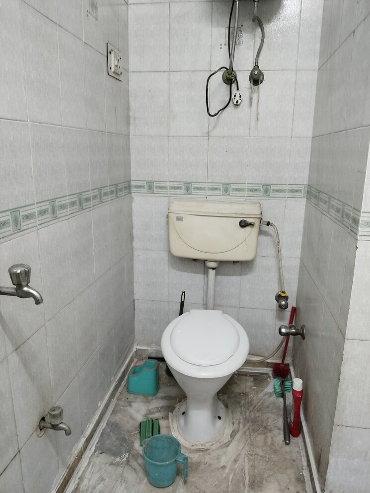Bathroom, khirki extension 2 Bedroom 850 Sq.Ft. Apartment In Khirki Extension Delhi 8041193