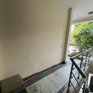 Balcony in 1.5 BHK Builder Floor at Ansal Sushant Lok I, Sector 43 – for Rent