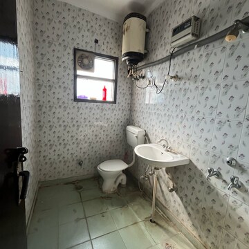 Attached Bathroom in 1.5 BHK Builder Floor at Ansal Sushant Lok I, Sector 43 – for Rent