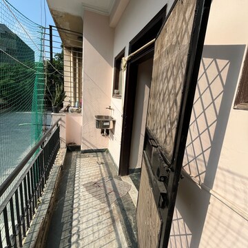 Balcony in 1.5 BHK Builder Floor at Ansal Sushant Lok I, Sector 43 – for Rent