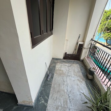 Balcony in 1.5 BHK Builder Floor at Ansal Sushant Lok I, Sector 43 – for Rent