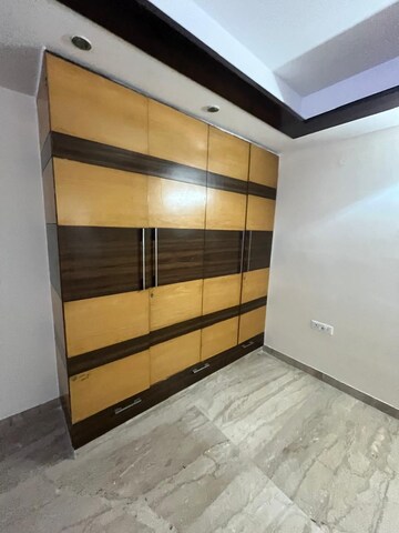 Room in 3.5 BHK Apartment at Paschim Vihar – for Rent