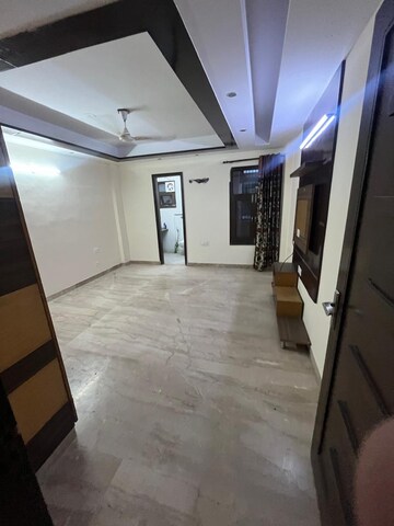 Room in 3.5 BHK Apartment at Paschim Vihar – for Rent