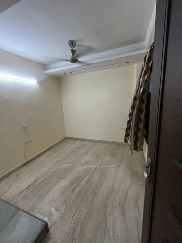 Room in 3.5 BHK Apartment at Paschim Vihar – for Rent