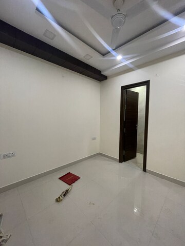 Room in 3 BHK Apartment at Paschim Vihar – for Rent