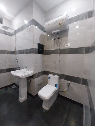 Master Bedroom in 2.5 BHK Apartment at Paschim Vihar – for Rent