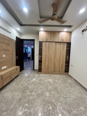 Room in 3.5 BHK Apartment at Paschim Vihar – for Rent
