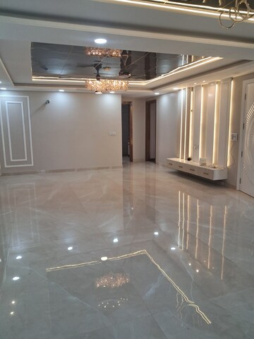 Master Bedroom in 4 BHK Builder Floor at Mariners Paradise, Sector 87 – for Sale