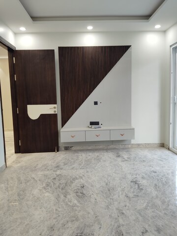 Room in 3.5 BHK Apartment at Paschim Vihar – for Rent