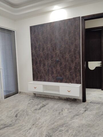 Room in 3.5 BHK Apartment at Paschim Vihar – for Rent