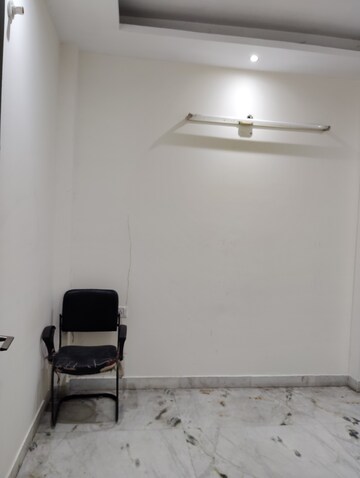 Furnished Amenities in 2.5 BHK Apartment at Paschim Vihar – for Rent