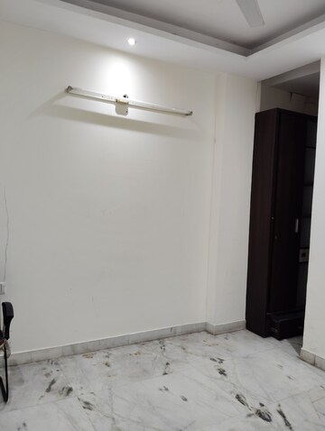 Room in 2.5 BHK Apartment at Paschim Vihar – for Rent