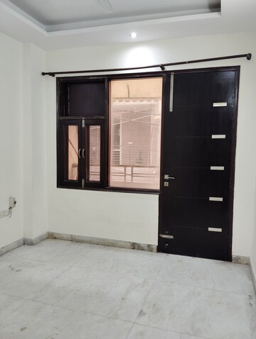 Room in 2.5 BHK Apartment at Paschim Vihar – for Rent