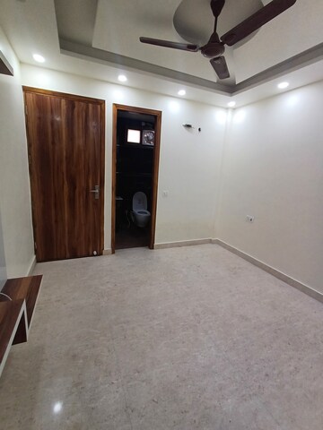 Furnished Amenities in 3 BHK Builder Floor at Ramesh Nagar – for Rent