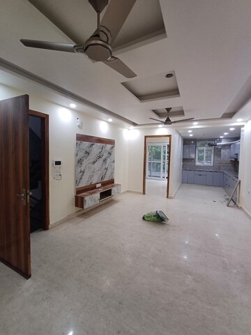 Furnished Amenities in 3 BHK Builder Floor at Ramesh Nagar – for Rent
