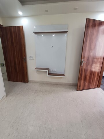 Room in 3 BHK Builder Floor at Ramesh Nagar – for Rent