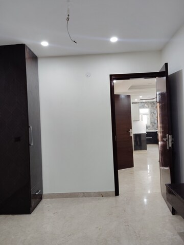 Room in 3 BHK Apartment at Paschim Vihar – for Rent