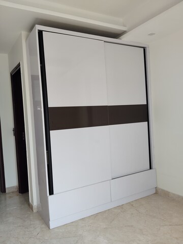 Furnished Amenities in 3 BHK Apartment at Paschim Vihar – for Rent