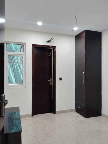 Room in 3 BHK Apartment at Paschim Vihar – for Rent