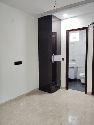Room in 3 BHK Apartment at Paschim Vihar – for Rent